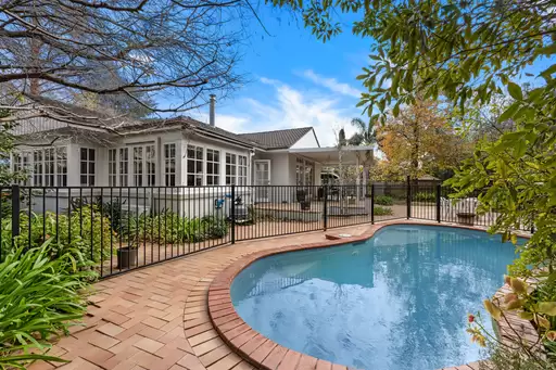 8 Fairview Avenue, St Ives Sold by Chan Yahl