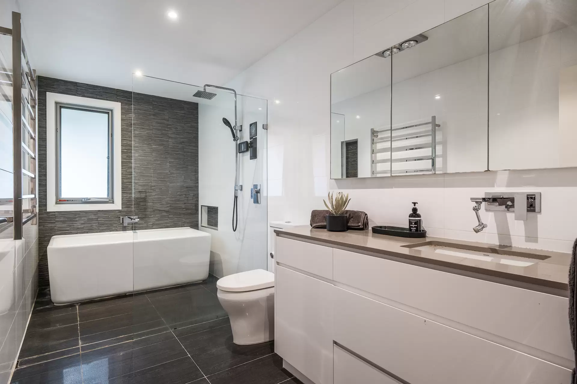 2 Lyon Avenue, Turramurra Auction by Chan Yahl - image 14